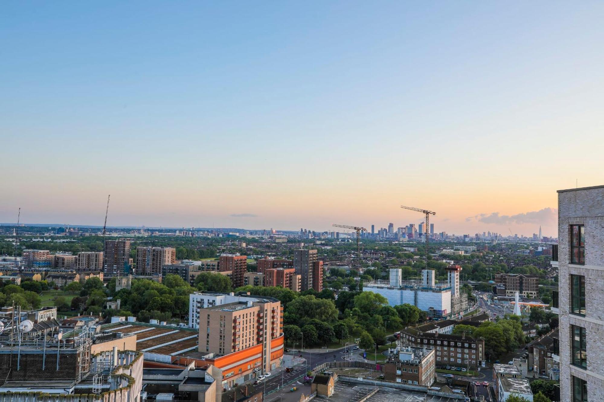 Amazing London City Skyline View & Transport Links Barking  Extérieur photo